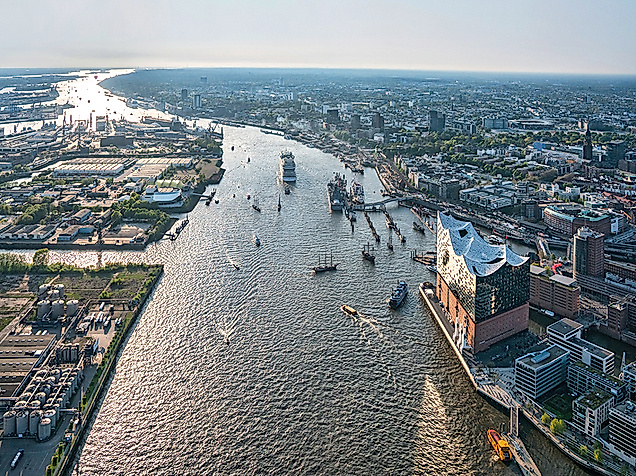 Luftaufnahme der Elbe mit Segelschiffen, Blick auf HafenCity und Elbphilharmonie bei Sonnenschein
