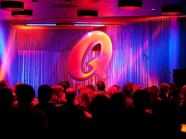 Quatsch Comedy Club Bühne mit einem Q im Zentrum